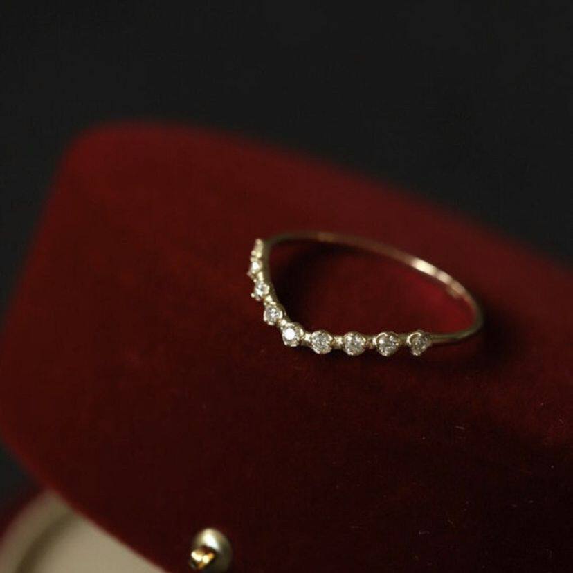 9K gold V-shaped small diamond ring