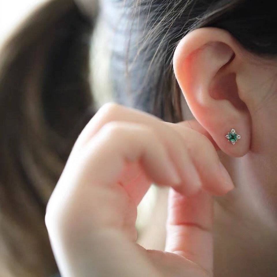 9K gold, beautiful emerald, four-diamond small flower screw ear studs