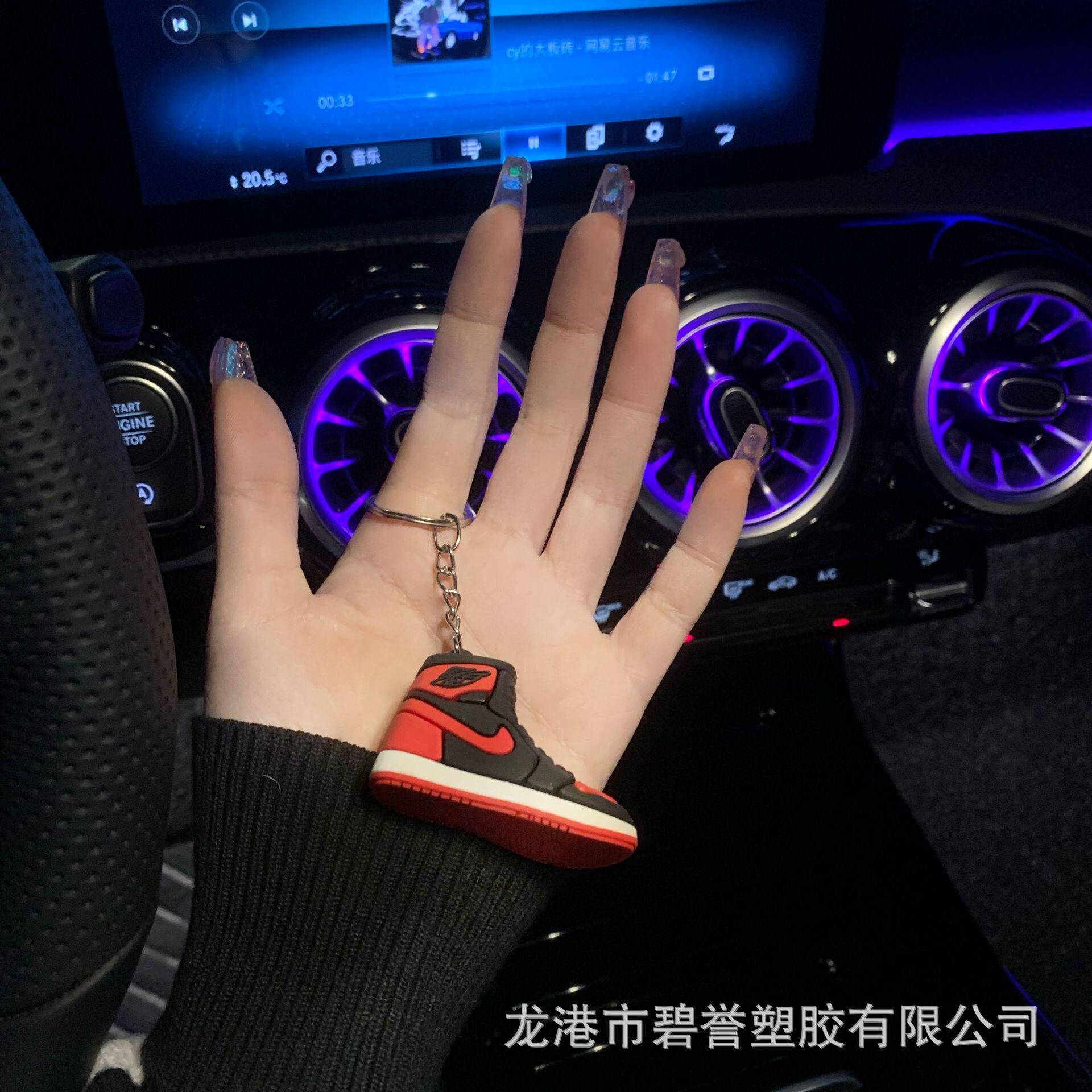 厂家直供创意球鞋钥匙扣挂件篮球鞋立体鞋模汽车钥匙链包挂件批发