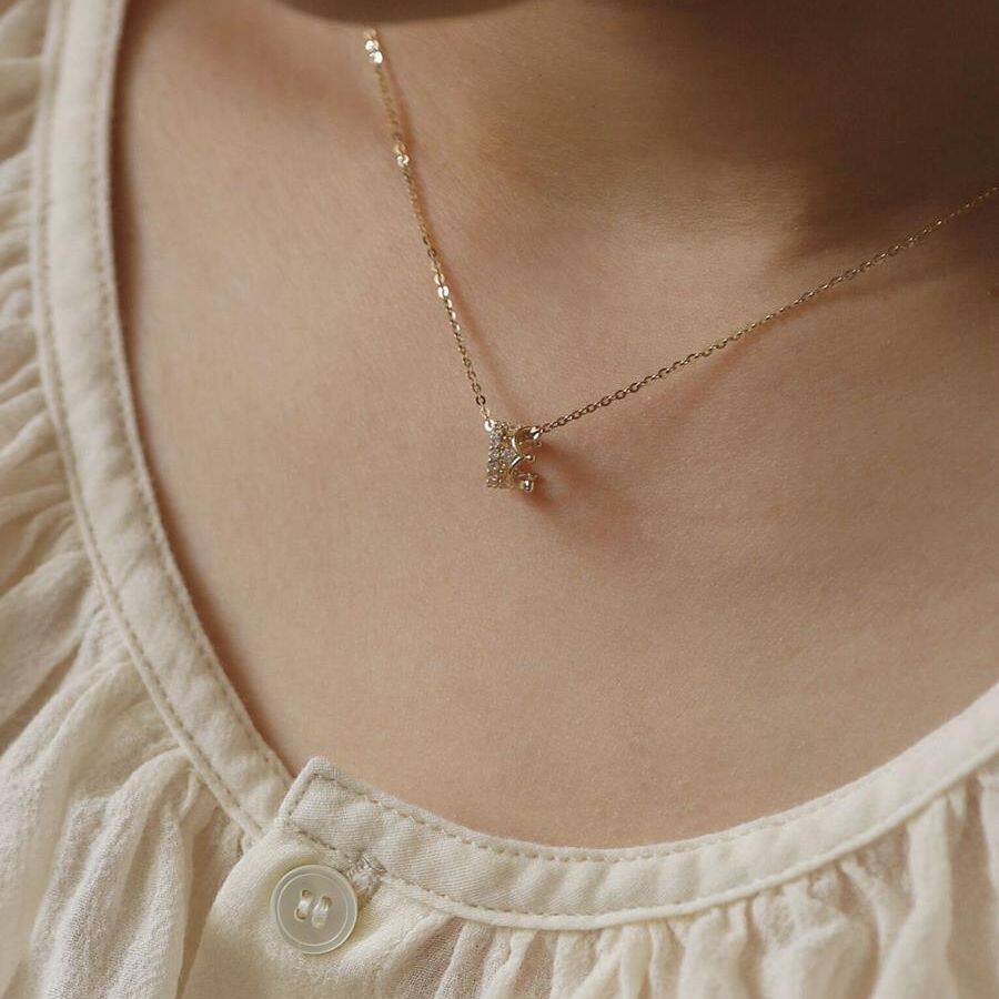 14K gold three-dimensional zircon crown pendant