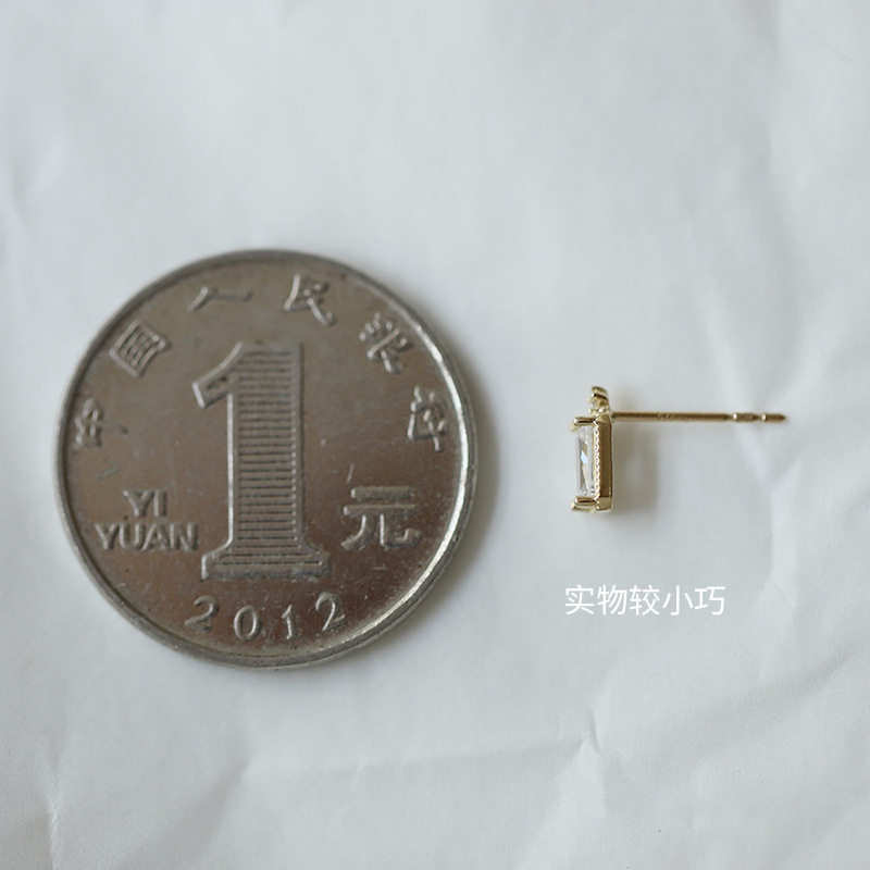 9K金 小钻长方冰块耳钉