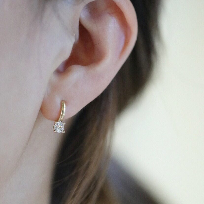 9K gold 4mm classic claw diamond ear hoops