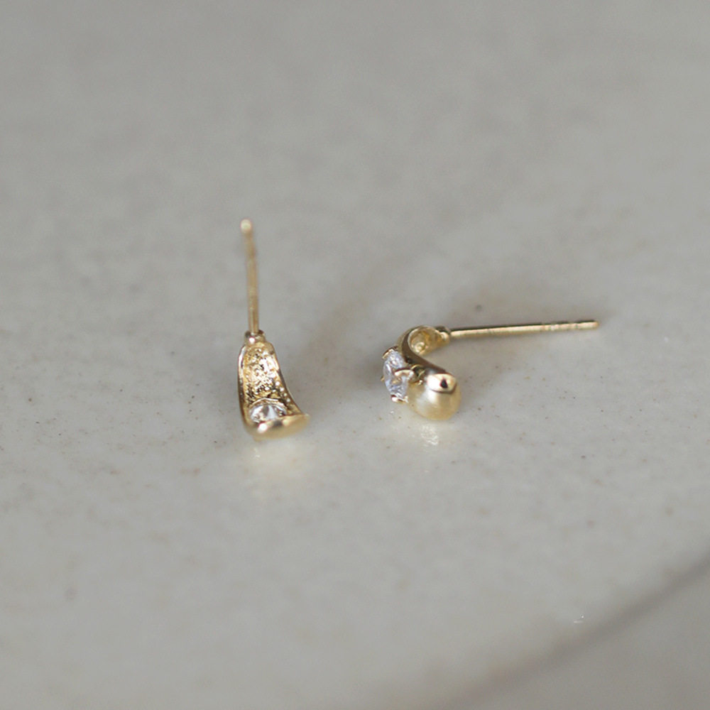 9K gold diamond-encrusted small teardrop ear studs
