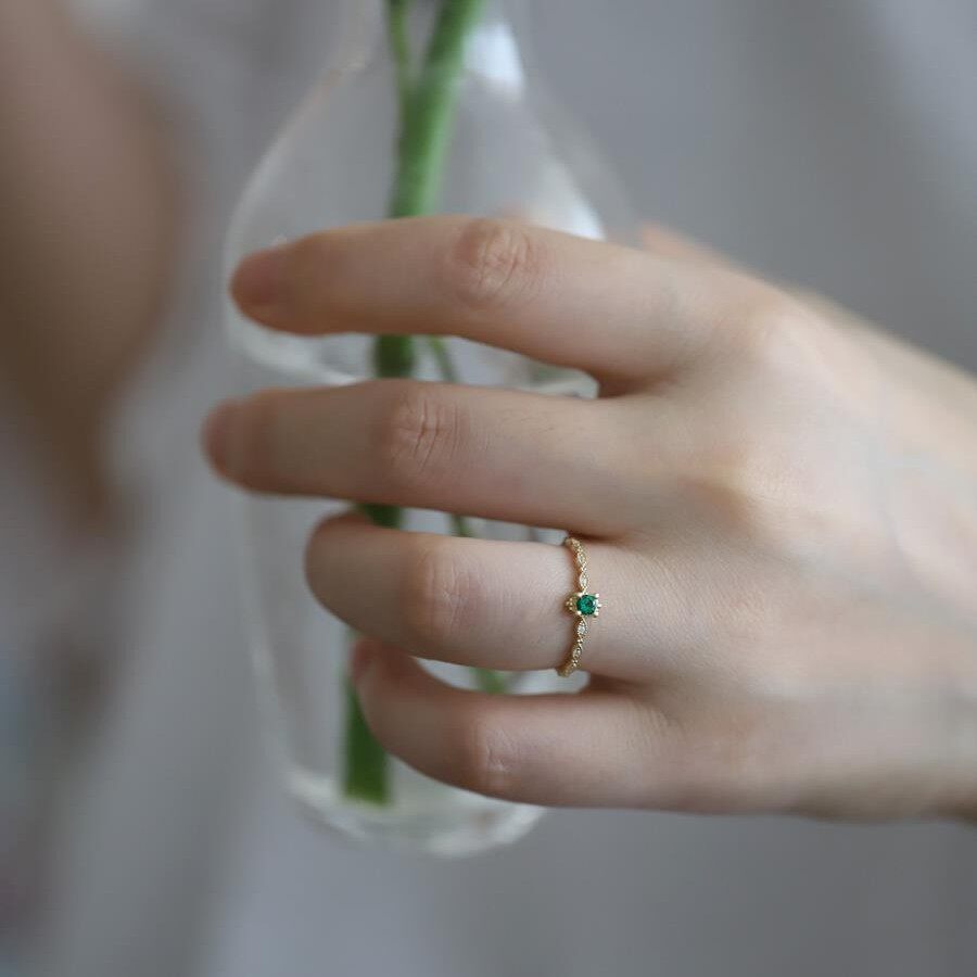 9K gold vintage emerald zircon ring