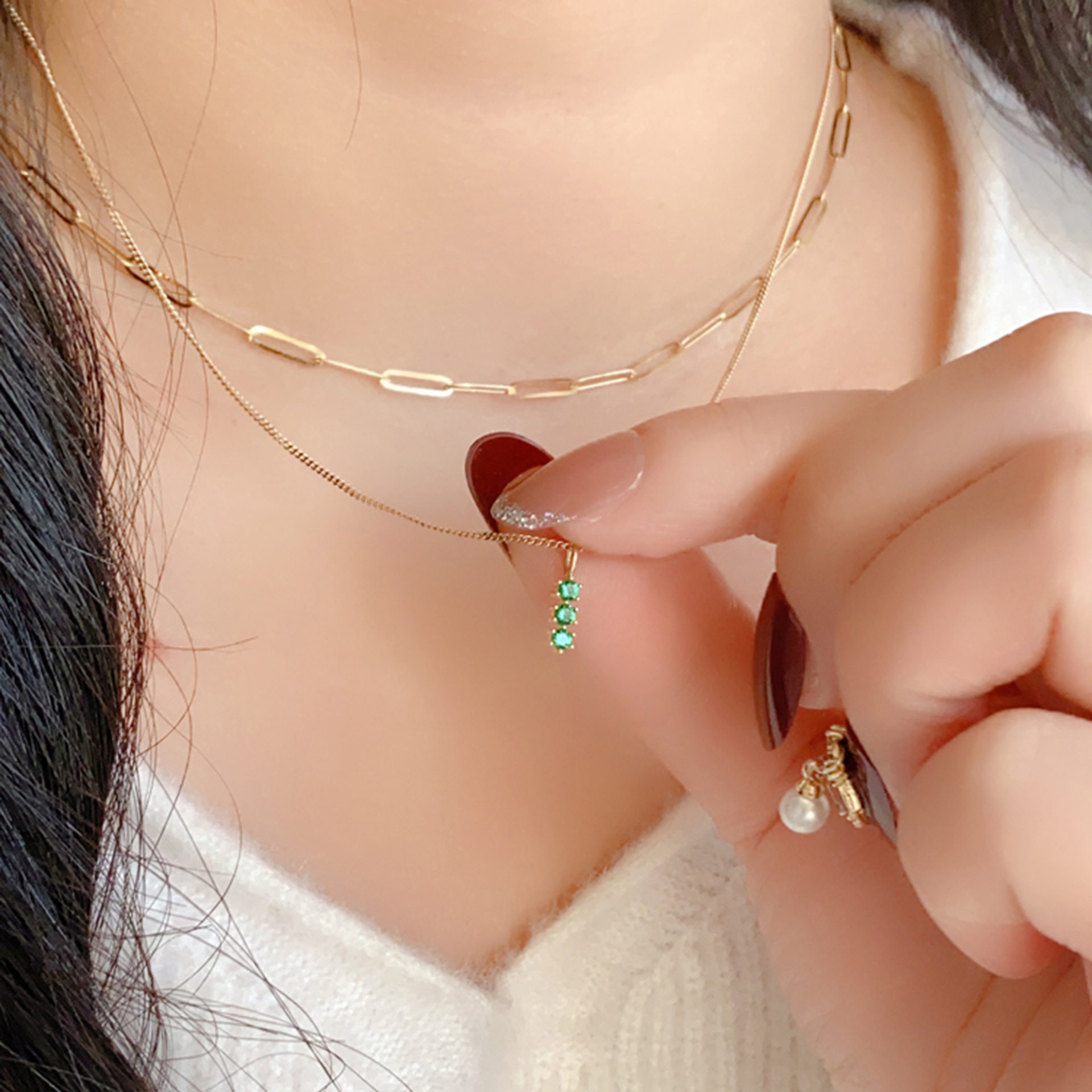 9k gold A small pendant with three diamonds in a single vertical bar