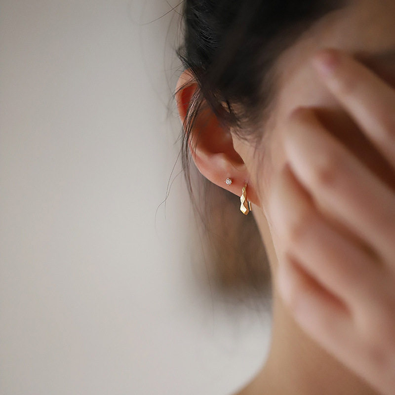 9K gold gradient diamond-shaped faceted earrings
