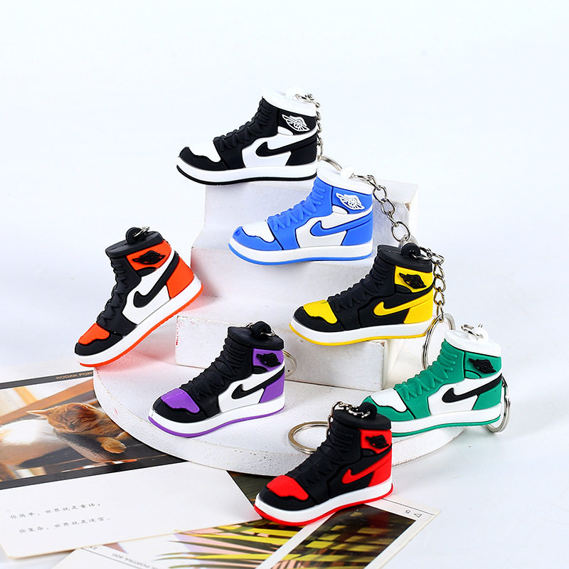 厂家直供创意球鞋钥匙扣挂件篮球鞋立体鞋模汽车钥匙链包挂件批发