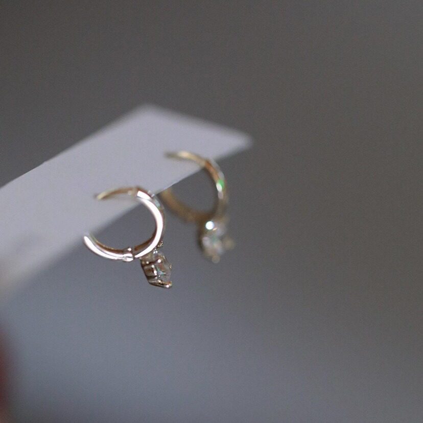 9K gold 4mm classic claw diamond ear hoops