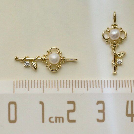 9K金 淡水珍珠 玫瑰花枝钥匙造型吊坠