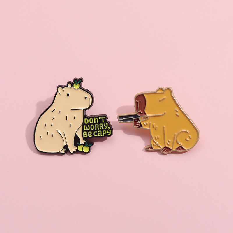 卡通动漫周边小动物徽章水豚举枪造型设计感服装包包配饰合金胸针