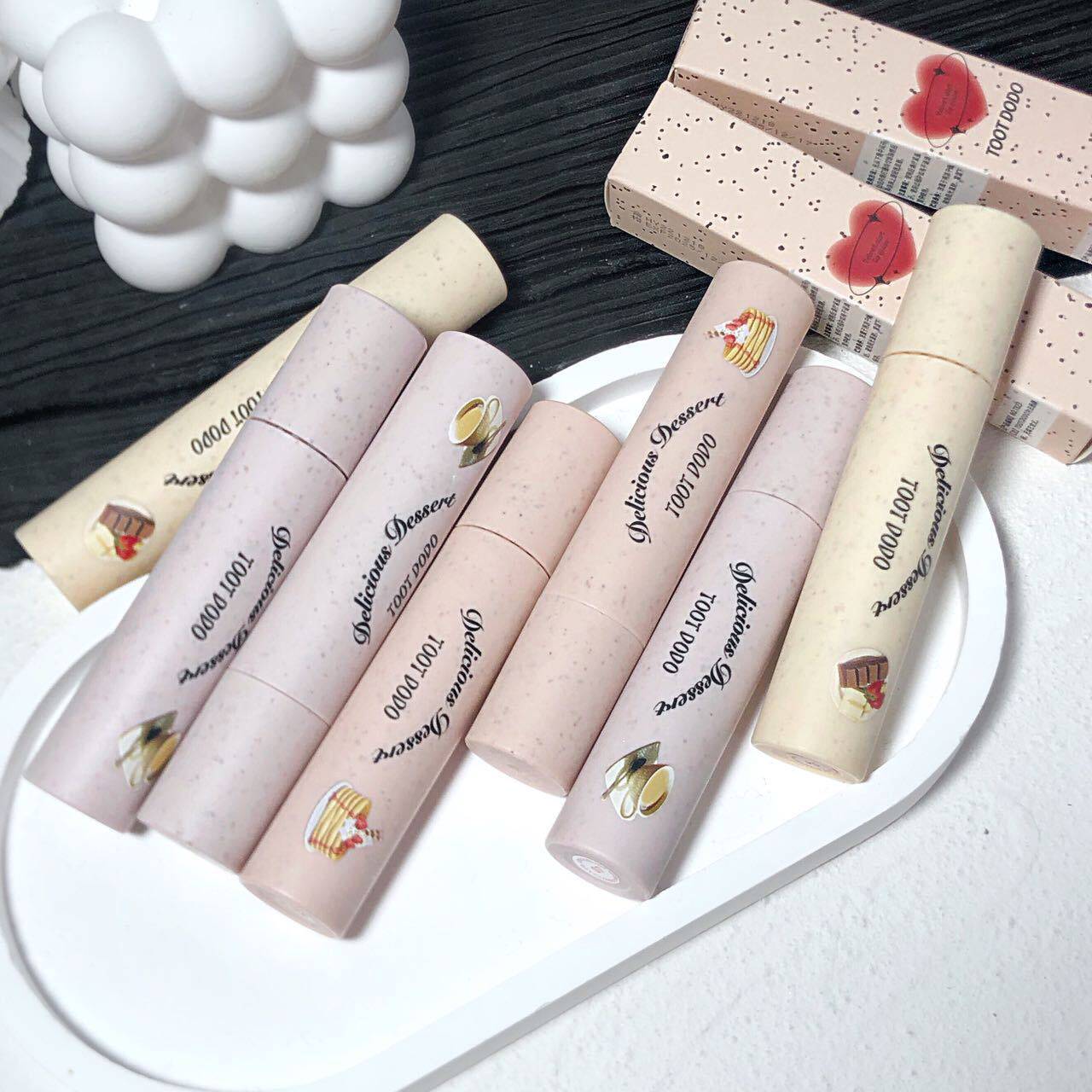 Световой туман Toot Dodo, который долго сияет, не так легко, как немая помада, которая подчеркивает белый блеск для губ