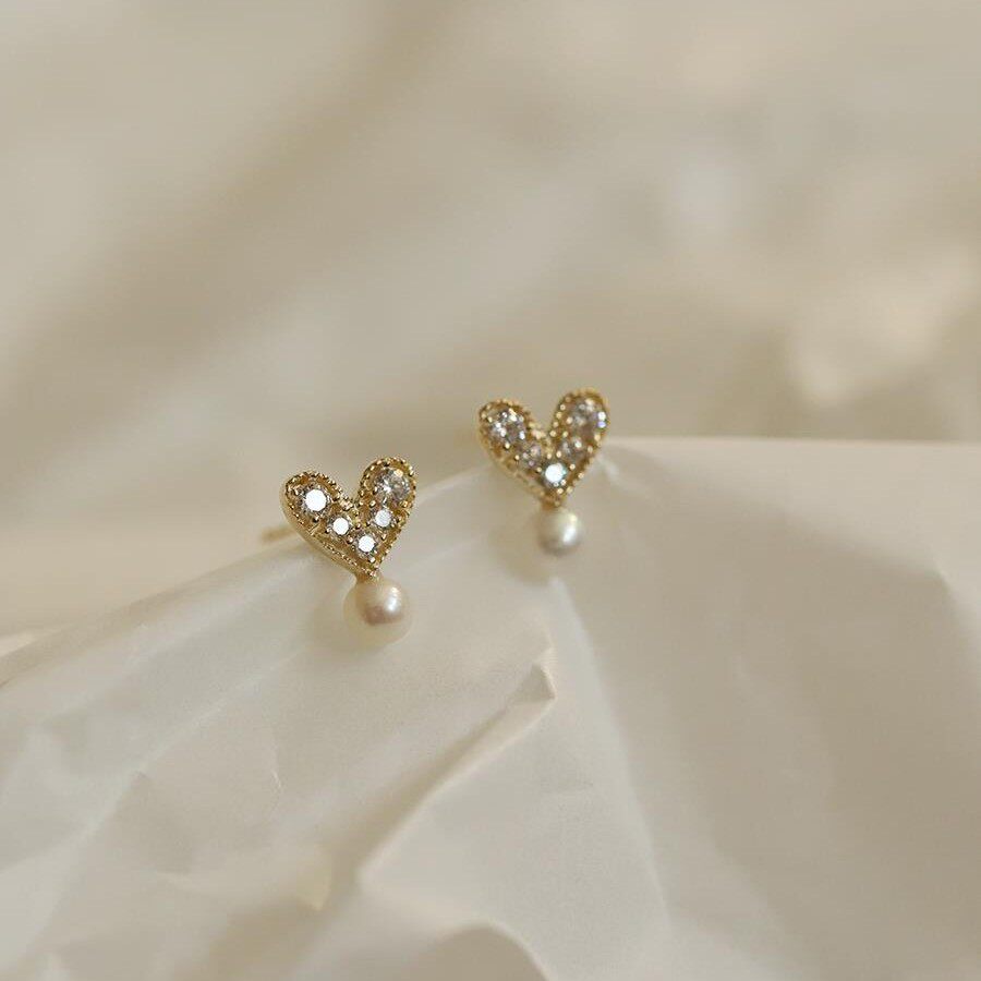 9K gold heart-shaped freshwater pearl stud earrings