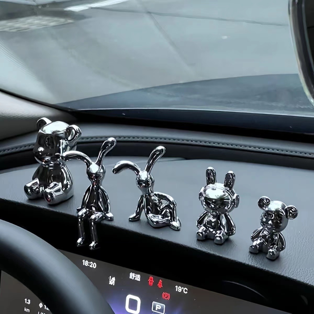 2023新款轻奢兔车载摆件可爱装饰品车上创意中控台汽车内饰品网红