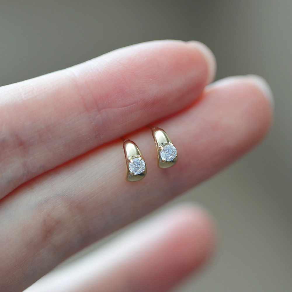 9K gold diamond-encrusted small teardrop ear studs