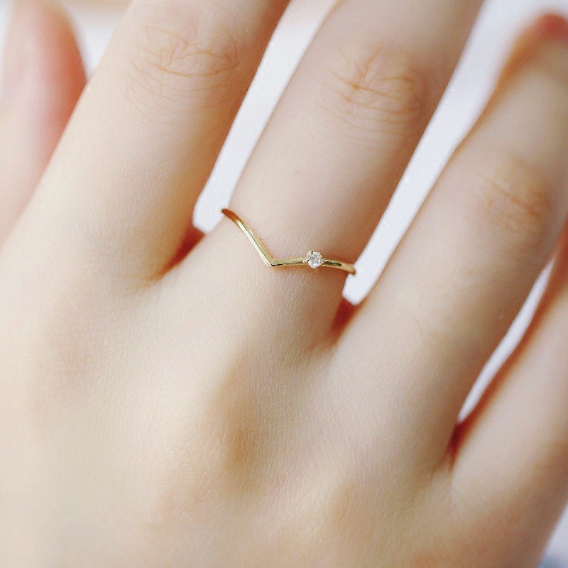 9K gold V-shaped small diamond ring
