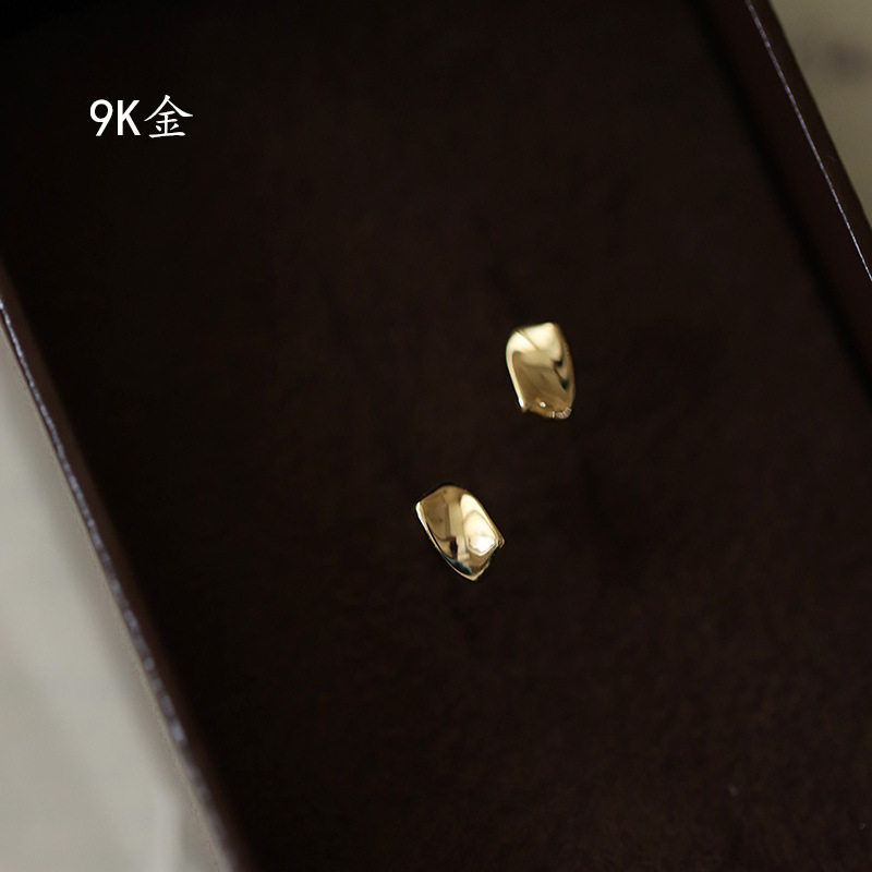 9K gold twisted rectangular stud earrings