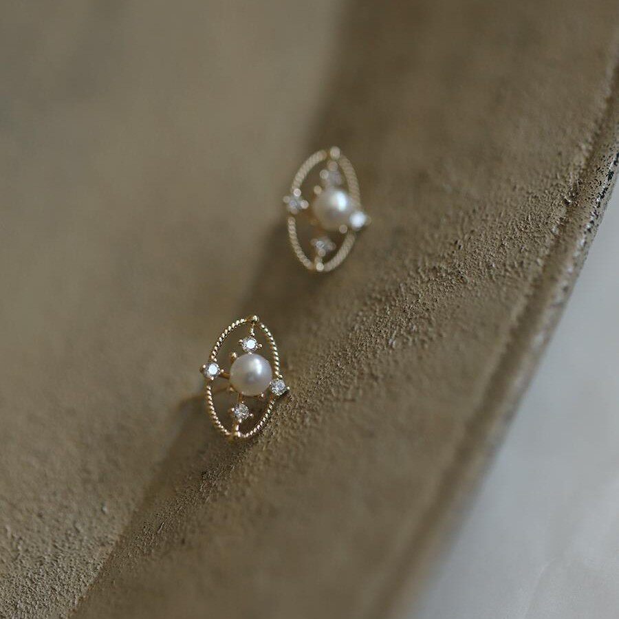 9K gold hollowed-out oval freshwater pearl stud earrings