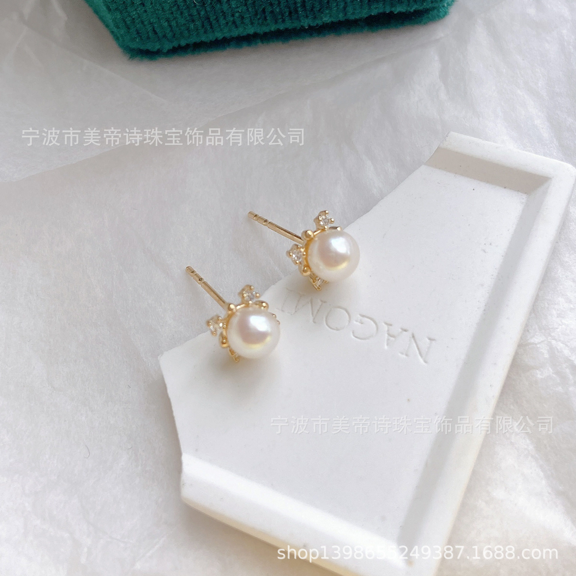 9K金 四方花纹珍珠耳钉