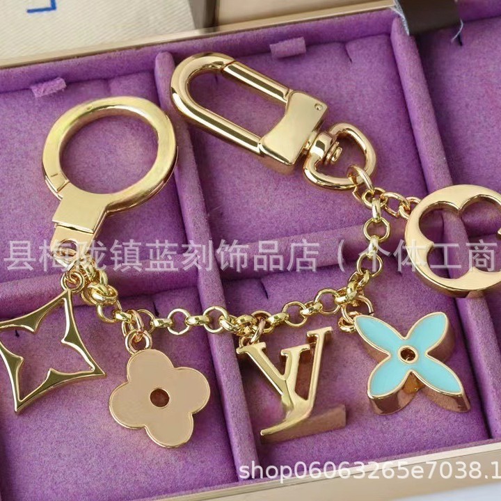 潮牌钛钢金属包包挂饰皮革圆牌钥匙挂件汽车钥匙扣