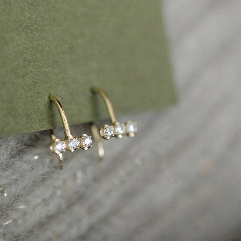 9K gold three-diamond horizontal straight-line earrings