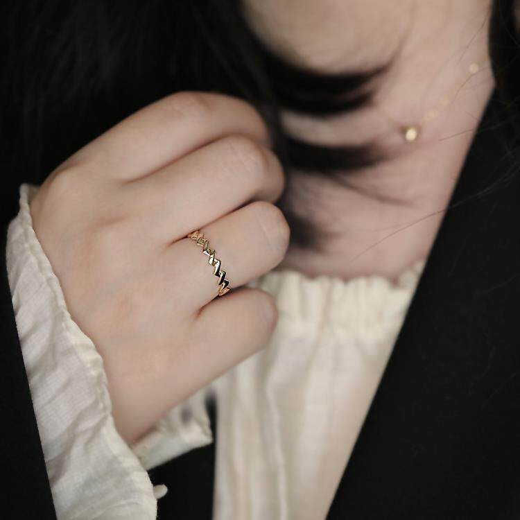 9k gold Interlaced twisted ring