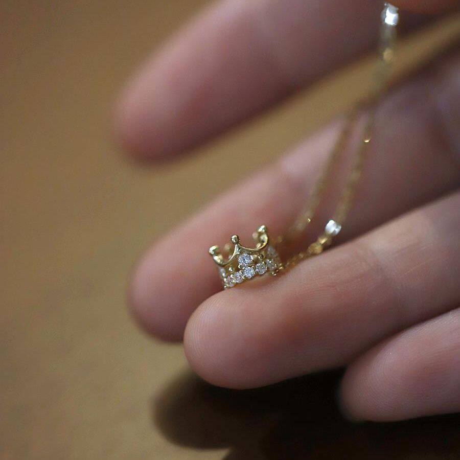 14K gold three-dimensional zircon crown pendant