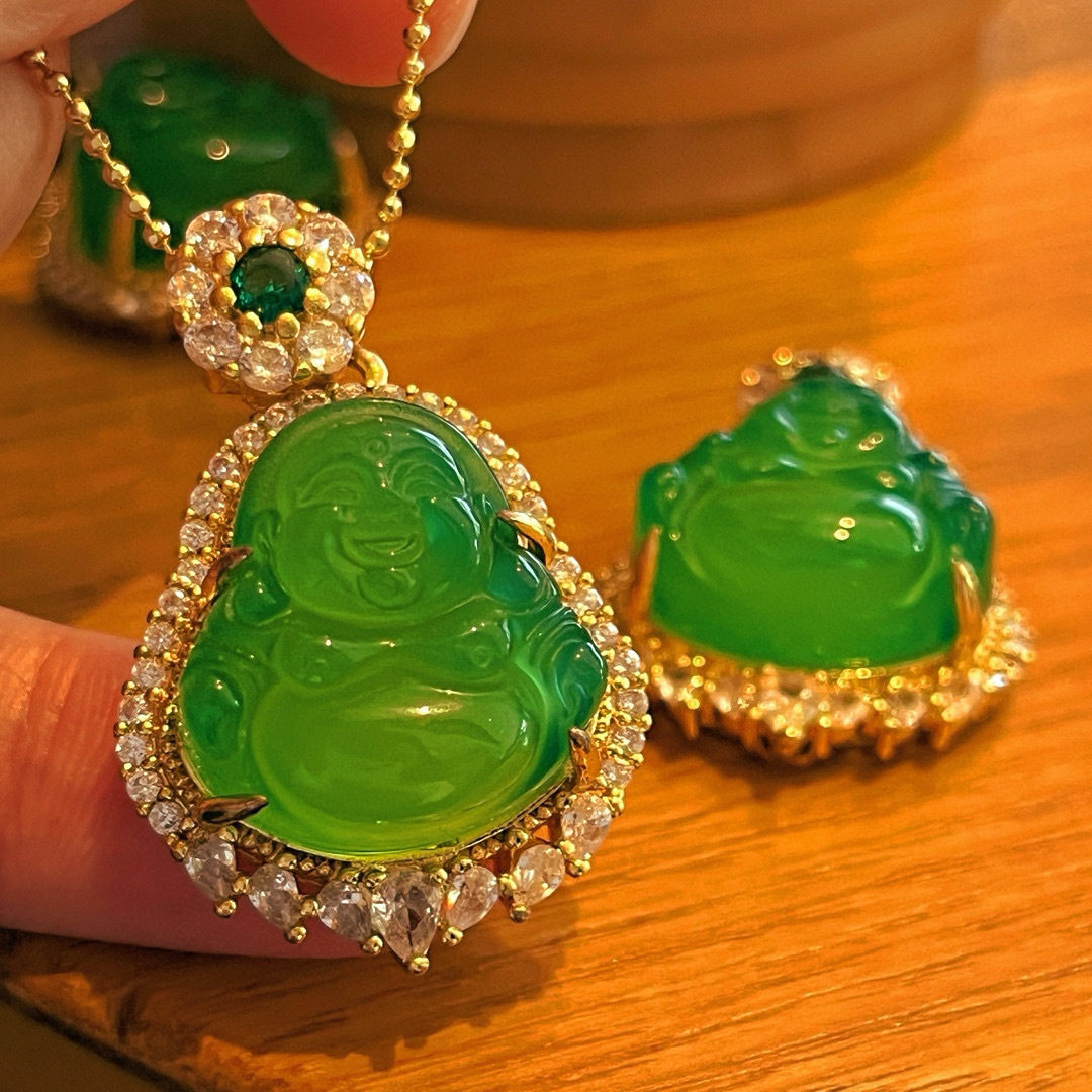 Ice-Grade Agate Necklace