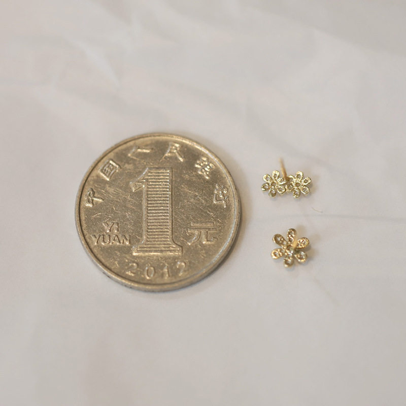 一对价 9K金不对称三朵小钻雏菊耳钉