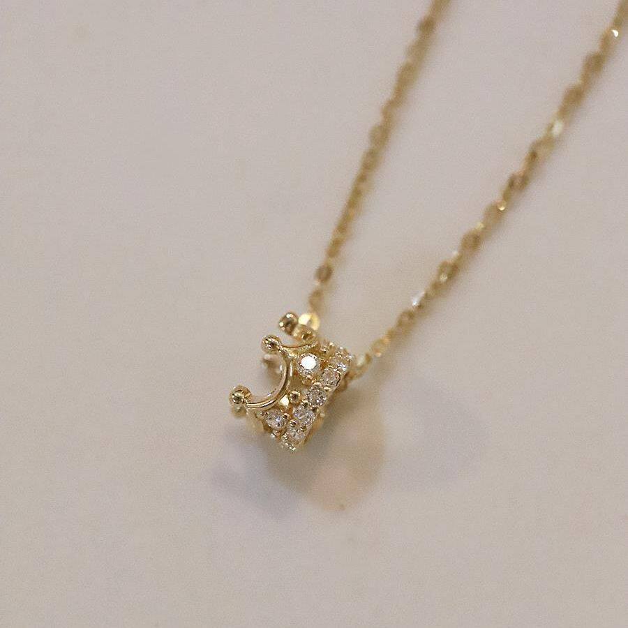14K gold three-dimensional zircon crown pendant