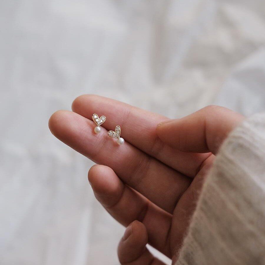 9K gold heart-shaped freshwater pearl stud earrings