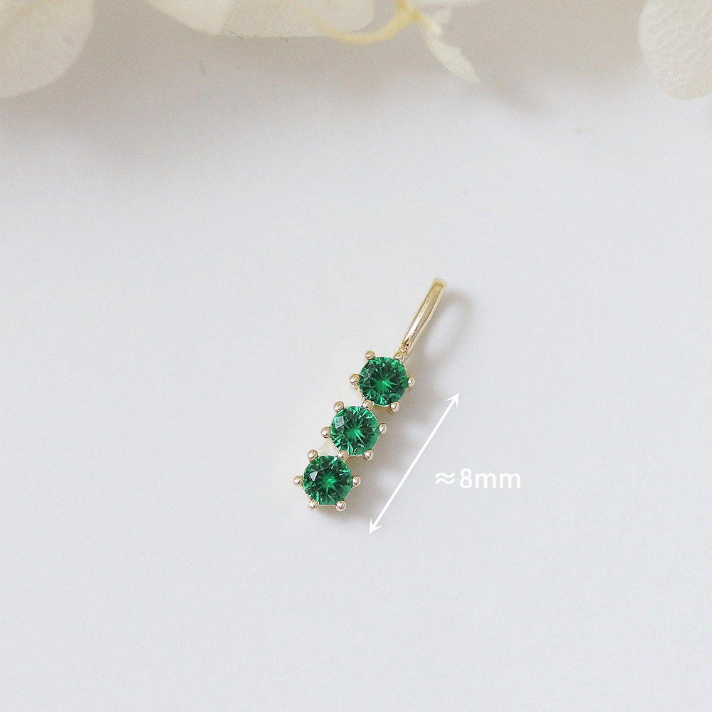 9k gold A small pendant with three diamonds in a single vertical bar