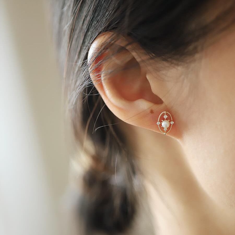 9K gold hollowed-out oval freshwater pearl stud earrings