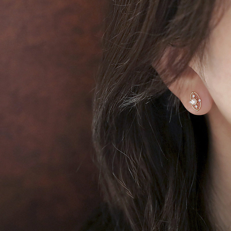 9K gold hollowed-out oval freshwater pearl stud earrings