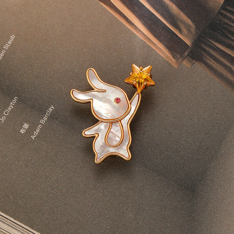 轻奢时尚个性贝壳兔子胸针女百搭高级感小众简约气质潮流星星配饰