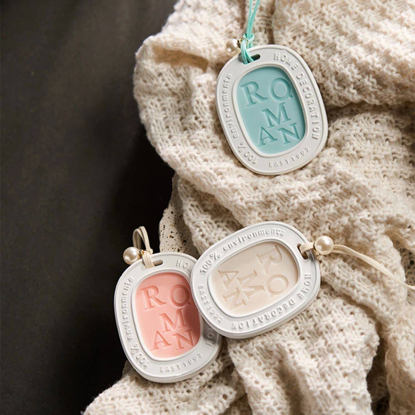 衣柜香薰蜡片汽车香水挂饰石膏香薰片固体香膏持久留香清新空气