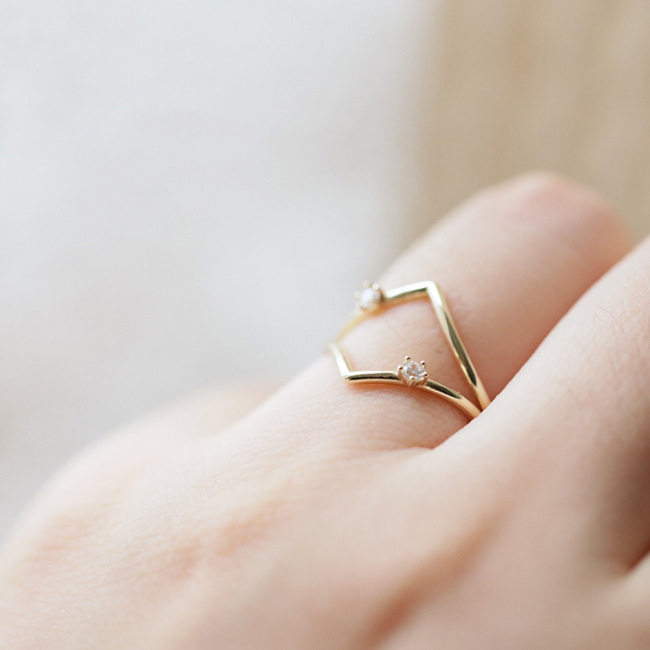 9K gold V-shaped small diamond ring