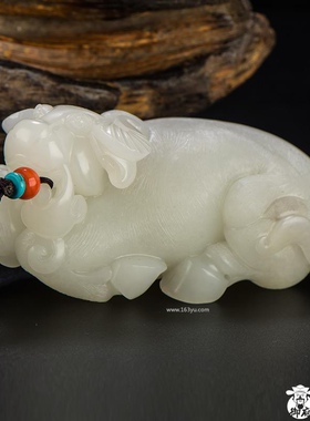 天然新疆和田玉原毛孔皮一级白白玉籽玉把件牛气冲天260.6克