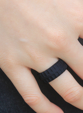 透气款轮胎纹硅胶戒指欧美运动指环户外运动迷彩潮男小红书网红款