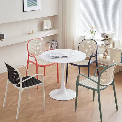 Пластиковое кресло Nordic Rattan может сложить столовую сеть красного заднего стула Небольшие блоки простые ресторанные столы и стул