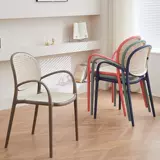 Пластиковое кресло Nordic Rattan может сложить столовую сеть красного заднего стула Небольшие блоки простые ресторанные столы и стул