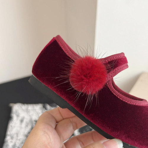 女童公主鞋国风汉服鞋小众百搭丝绒鞋春秋小女孩红色毛球可爱单鞋 - 图0