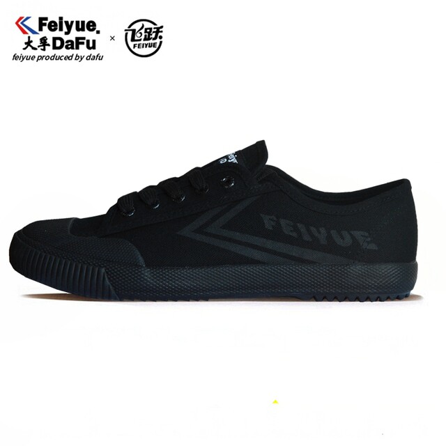 ເກີບຜ້າໃບ Feiyue ແບບດຽວກັນຂອງ Zhou Yutong ສີດໍາແລະສີຂາວ