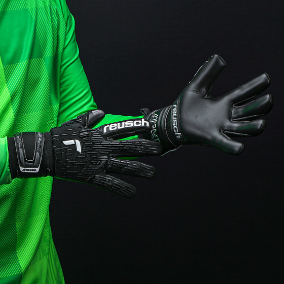 Reusch men's grass top with goalkeeper gloves