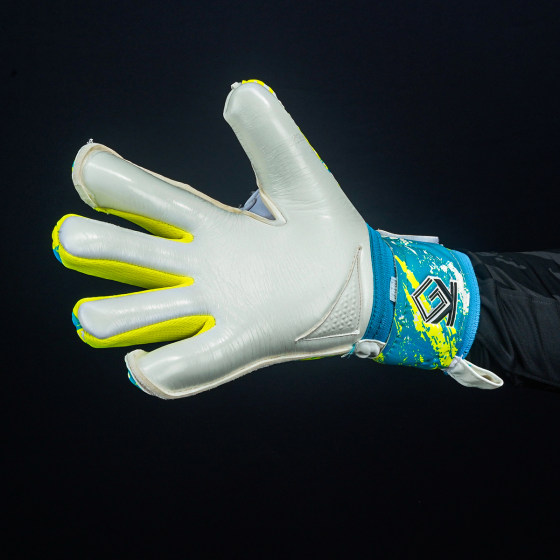 GENEKICK goalkeeper gloves with removable finger guards