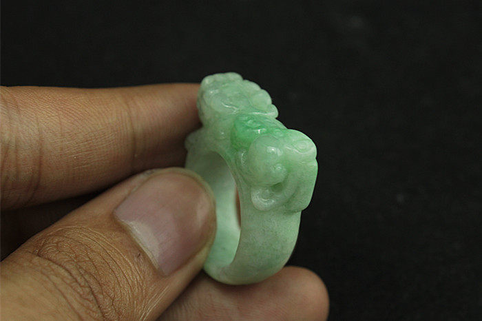 Natural waxy green Pixiu ring jewelry and jade