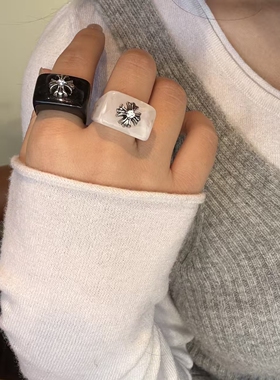 可爱小狗闪钻戒指女款秋冬美拉德复古十字架食指戒高级感小众指环