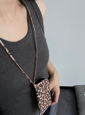 新款韩国ins小众网红时髦豹纹皮革跨境挂脖迷你小包包项链眼镜包