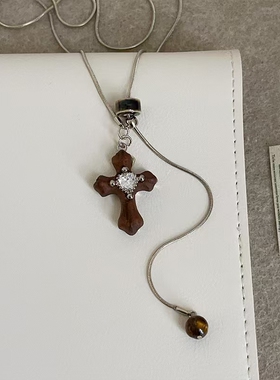 复古锆石爱心木质十字架吊坠项链时尚轻奢气质高级小众锁骨链女