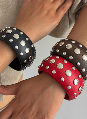 宽版铆钉木质手镯女 2025欧美嘻哈时尚潮流网红舞台表演搭配饰品