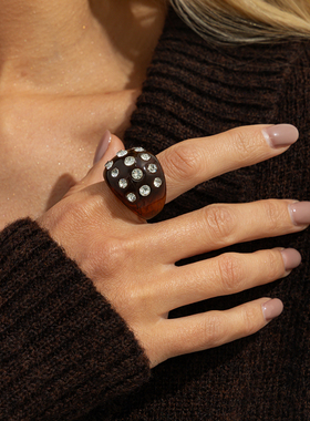 镶嵌水钻树脂戒指女 2026春季新潮嘻哈时尚网红写真拍照食指饰品